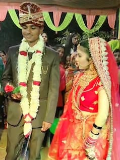 हाथ में गुलाब देकर दुल्हन ने दिखाई ऐसी अदा हिल गया दूल्हा