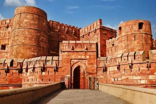 UP में स्कूलों की छुट्टी, गर्म कपड़े पैक कर बच्चे परिवार के साथ घूमें आगरा की ये 3 ऐतिहासिक जगहें