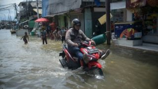 World News Today: इंडोनेशिया के उत्तरी सुलावेसी में भारी बारिश से बाढ़, एक व्यक्ति की मौत