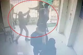 WATCH: Two Fearless On-Duty Female Cops Fight Armed Bank Robbers In Bihar's Vaishali, Video Viral