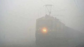 Fog Alert: कोहरे का रेल व फ्लाइट सेवाओं पर असर, कई घंटे की देरी से चल रही हैं ये ट्रेनें