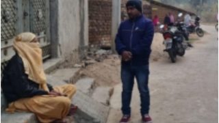'चार साल का प्यार है, शादी करके जाउंगी': प्रेमी के घर के बाहर 60 घंटे से धरने पर बैठी लड़की की ज़िद, पुलिस से बोली...