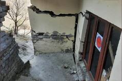 Joshimath Crisis: 863 Buildings With Cracks, 181 Placed In    Unsafe    Zone; DM Conducts On-Spot Inspection
