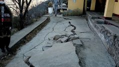 जोशीमठ में लगातार धसक रही है ज़मीन, दरारें हुईं और चौड़ी; संघर्ष समिति ने दी चक्काजाम की चेतावनी