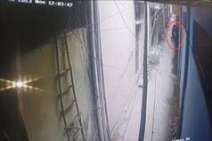 Delhi Crime: Lover Stabs Female Friend In Delhi's Adarsh Nagar After She Breaks Up With Him | WATCH