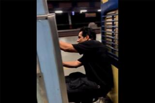 एक्टर सोनू सूद ने चलती ट्रेन के दरवाजे पर बैठकर बनाया वीडियो, रेलवे ने लगा दी कड़ी फटकार