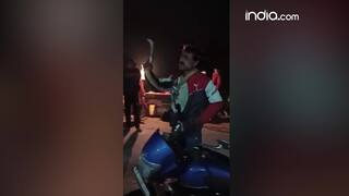 Viral Video: टशनबाजी में सांप को Kiss कर रहा था शख्स, निकल गई सारी होशियारी, वीडियो में देखें क्या हुआ?