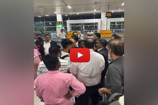 Viral Video: घंटों लेट हुई एयर इंडिया की दिल्ली-मुंबई फ्लाइट, गुस्साए यात्रियों ने काटा हंगामा | देखें वीडियो