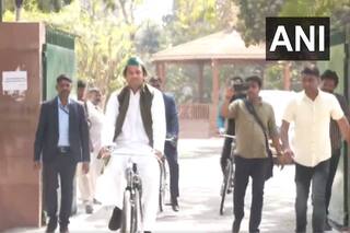 Bihar के मंत्री  तेज प्रताप यादव साइकिल से पहुंचे सचिवालय, बताया सपने में आए थे मुलायम सिंह यादव