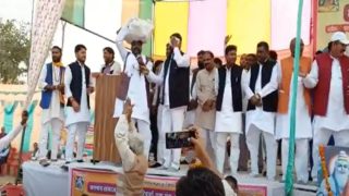 Viral Video: मंच पर बैठे सभी नेताओं के जूते-चप्पल उठाए और सिर पर रख लिए, वायरल हुआ यूपी के पूर्व मंत्री का वीडियो