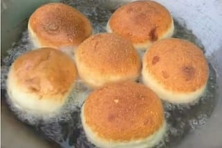 Viral Food Video: Desi Burger Vala Deep Fries Bun And Netizens Just Had a Mini Heart Attack!