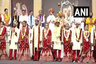 MP: पंडित धीरेंद्र शास्त्री ने बागेश्वर धाम में 125 जोड़ों का सामूहिक विवाह करवाया, सीएम शिवराज सिंह चौहान ने दिया आशीर्वाद