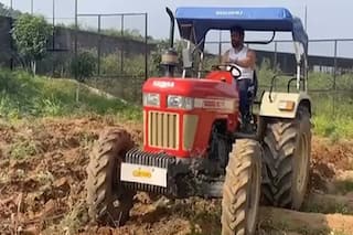 अब अपने खेतों में ट्रैक्टर चला रहे कैप्टन कूल धोनी, इंस्टाग्राम पर फैंस संग साझा किया Video