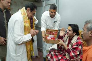 MP: पूर्व CM कमलनाथ पहुंचे बागेश्वर धाम, पंडित धीरेंद्र शास्त्री से लिया आशीर्वाद