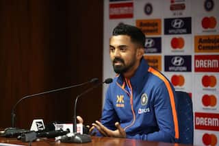 IND vs AUS: बॉर्डर-गावस्कर ट्रॉफी शुरू होने से पहले साईं बाबा मंदिर पहुंचे KL Rahul, लकी फैन को दिया ऑटोग्राफ