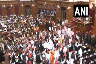 यूपी विधानसभा में सपा विधायकों का जोरदार हंगामा, लगे राज्यपाल वापस जाओ के नारे; अखिलेश यादव बोले- 'झूठी है सरकार'