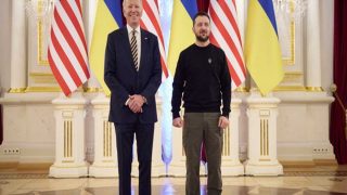 Russia- Ukraine War के बीच अमेरिकी राष्ट्रपति जो बाइडन अचानक यूक्रेन पहुंचे, जेलेंस्की को बड़ी मदद का ऐलान किया
