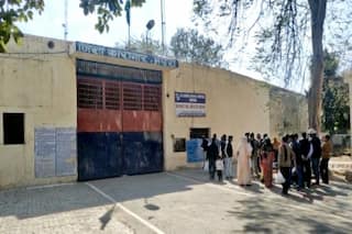 Holi 2021: सब्जियों को पीसकर होली के लिए हर्बल गुलाल तैयार कर रहे मथुरा जेल के कैदी