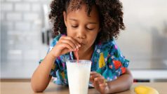 दूध के साथ कभी ना खाएं ये 4 चीजें, सेहत पर पड़ सकता है भारी