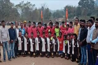 Viral: झारखंड के इस गांव में हुई सुपर जमाई फुटबॉल प्रतियोगिता, दामादों की 16 टीमों के बीच हुआ मुकाबला