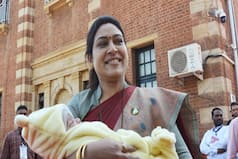 ..जब 4 महीने का बेटा लेकर महाराष्ट्र विधानसभा के बजट सत्र में पहुंची विधायक, देखें तस्वीरें