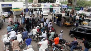 पाकिस्तान में लाहौर सहित कई हिस्सों में पेट्रोल पंपों पर पड़ा सूखा, तेल कंपनियां दिवालिया होने की कगार पर