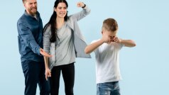 माता-पिता को क्यों बच्चे के सामने नहीं झगड़ना चाहिए?