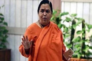 मध्य प्रदेश की पूर्व सीएम ने शराब की दुकान के सामने बांध दिया गाय, बोलीं- सरकार को लोगों की शराब पीने की लत का फायदा नहीं उठाना चाहिए