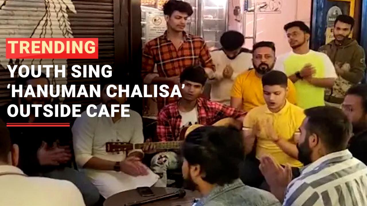 Breaking News: Youth Sing ‘Hanuman Chalisa’ Outside Cafe In Gurugram, Garner Applause | Watch Video