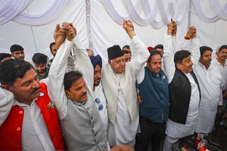 जम्मू-कश्मीर: फारूक अब्दुल्ला ने एक दर्जन दलों के साथ बैठक की, जल्द चुनाव के लिए निर्वाचन आयोग से मिलने का फैसला किया