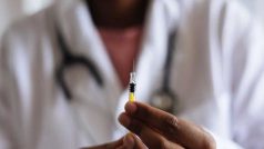 UP News: डॉक्टर ने इंजेक्शन लगाने के एक ही सिरिंज का उपयोग किया, एचआईवी संक्रमित बच्ची के परिजन का दावा