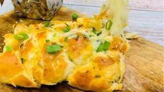 Holi 2023 Food Recipe: Try Exotic Garlic Bread This Festival in 9 Easy Steps