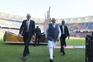 IND vs AUS: मैच से पहले कप्तानों को खास कैप, दोनों प्रधानमंत्रियों ने रथ पर लगाया मैदान का चक्कर