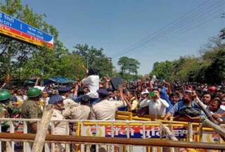 झारखंड विधानसभा घेरने जा रहे छात्रों की पुलिस से भिड़ंत, लाठी चार्ज और पथराव, कई घायल