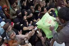 Pakistan Economic Crisis: Truck Carrying Atta Looted In Peshawar | WATCH