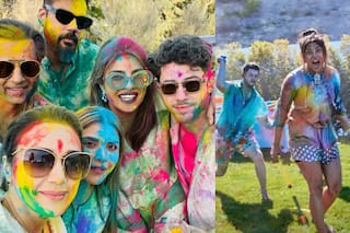 प्रियंका चोपड़ा और प्रीति जिंटा ने विदेश में इस तरह मनाई होली, गुब्बारा लेकर दौड़े निक जोनस