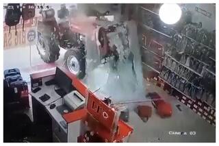 Tarzan The Wonder Tractor    Gets Ignited On Its Own, Damages Vehicles And Store | Watch Viral Video With Live Commentary
