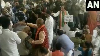 Video: लालू यादव, राबड़ी देवी, मीसा भारती को बेल पर विधानसभा परिसर में लड्डू बांटने को लेकर RJD-BJP के विधायक भिड़े