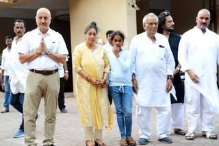 सतीश कौशिक के लिए घर में रखी गई प्रार्थना सभा, नम आंखों से बॉलीवुड हस्तियों ने दी श्रद्धांजलि