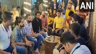 Video: गुरुग्राम में कैफे के बाहर युवाओं ने संगीतमय हनुमान चालीसा का पाठ किया, हर मंगलवार को ऐसे जुटते हैं