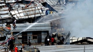 बांग्लादेश: ढाका के तेजगांव में भीषण आग, कम से कम 100 झुग्गियां जलकर राख