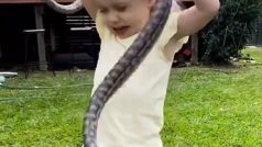 बच्ची ने गले में पहन लिया किंग कोबरा, हिला ही देगा आगे का नजारा