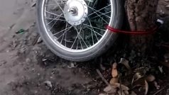 चोरों ने देखी पेड़ से बंधी बाइक, टायर छोड़ सब उड़ा लिया