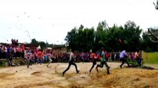OMG! पत्थरों की बारिश के बीच मनाई जाती है यहां अनूठी होली, दूर-दूर तक हैं चर्चे