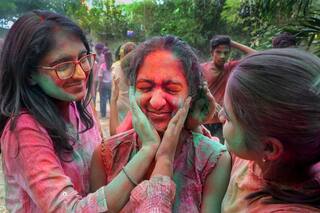 After Holi Skin Care: हाथ-पैर और चेहरे से हटाएं होली का रंग, जानें दूर करने के तरीके