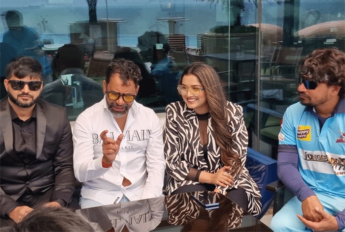 एनआरआई अभिषेक किंग कुमार बनाएंगे, निरहुआ, आम्रपाली- अक्षरा सिंह के साथ फ़िल्म