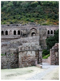 दिल्ली से 300 किमी दूर है यह भूतिया किला, शाम 6 बजे बाद कोई नहीं जाता यहां