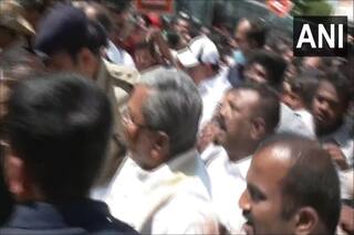 कर्नाटक में बीजेपी विधायक के बेटे के आवास से करोड़ों रुपये बरामद होने के बाद कांग्रेस ने खोला मोर्चा, पूर्व सीएम सिद्धारमैया समेत कई नेता हिरासत में