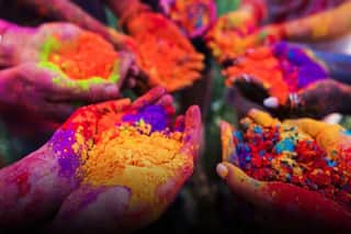 Holi 2023: आज है होली का त्योहार, अपनी राशि के अनुसार खेलें होली, हर कार्य में मिलेगी सफलता