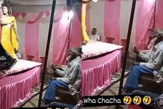 लड़की का डांस देखा तो डोल गए चाचाजी, पास में जो था सब लुटा दिया